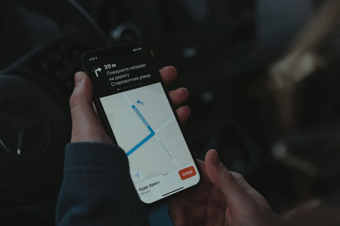 Smartfon z aplikacją nawigacyjną pokazującą pobliskie lokalizacje