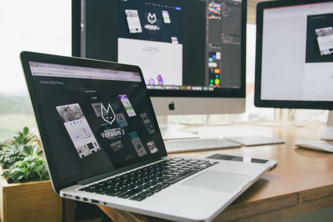 Ekran laptopa z otwartym projektem strony internetowej na biurku