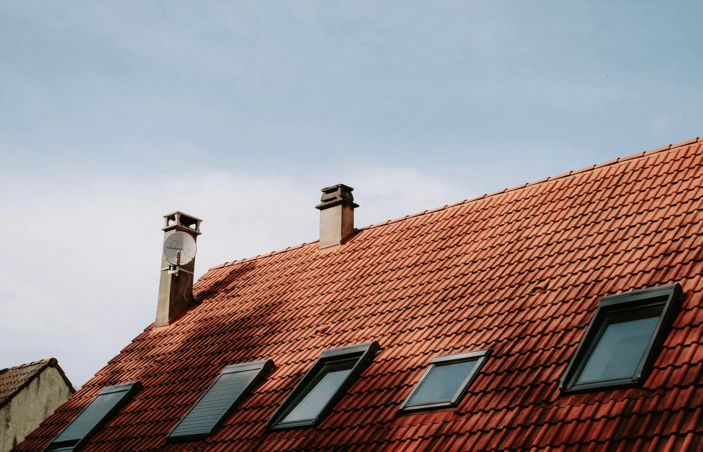 Dach pokryty dachówką ceramiczną z oknami połaciowymi po wymianie